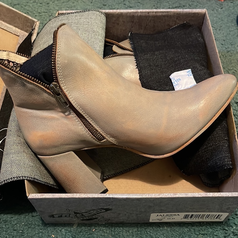 FREEBIRD JALESSA BOOTIE - SIZE 11 Women’s color Smoke gray